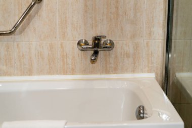 Temiz banyo modern banyo. Otel küveti ve banyo beyaz hijyen konsepti
