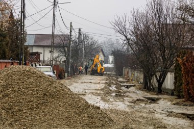 İnşaat alanında kepçe kazıcı