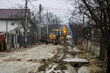 İnşaat alanında kepçe kazıcı
