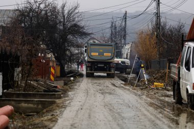 İnşaat alanındaki çöp kamyonu ya da bahşiş kamyonu. Yol servisi yeni bir cadde inşa etti