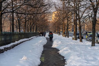 Kar yağışlı bir kış sabahı Izvor 'un güzel halk parkında manzara. Bükreş, Romanya 'dan Izvor Park
