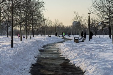Kar yağışlı bir kış sabahı Izvor 'un güzel halk parkında manzara. Bükreş, Romanya 'dan Izvor Park