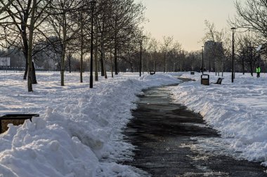Kar yağışlı bir kış sabahı Izvor 'un güzel halk parkında manzara. Bükreş, Romanya 'dan Izvor Park