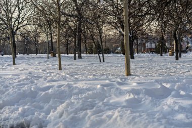 Kar yağışlı bir kış sabahı Izvor 'un güzel halk parkında manzara. Bükreş, Romanya 'dan Izvor Park