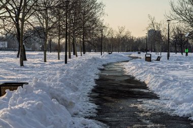 Kar yağışlı bir kış sabahı Izvor 'un güzel halk parkında manzara. Bükreş, Romanya 'dan Izvor Park