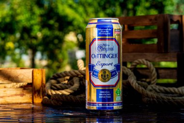 Oettinger bira kutusu - su damlacıkları buğulanması, açık hava arka plan