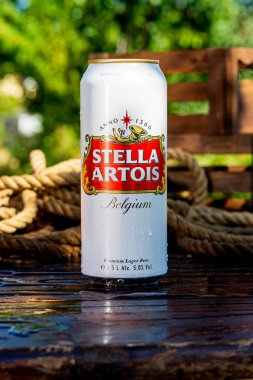 Stella Artois bira kutusu. Su damlacıkları buğulanmış, arka planda.