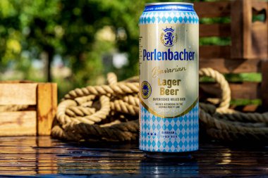 Perlenbacher bira kutusu - buğulanmış su damlacıkları, açık hava arka plan