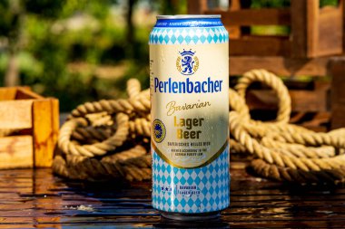 Perlenbacher bira kutusu - buğulanmış su damlacıkları, açık hava arka plan