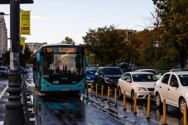 Trafikte otobüs. STB toplu taşımacılık Bükreş, Romanya, 2022