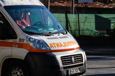 Rumen ambulansı 911 veya 112 acil tıbbi servis. Bükreş, Romanya, 2023