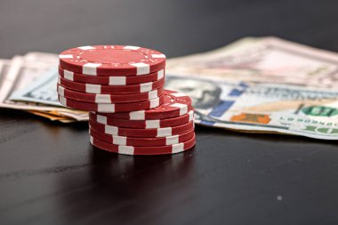 Siyah arka planda parası olan poker fişleri yığını, Amerikan Doları para birimi