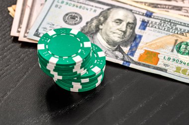 Siyah arka planda parası olan poker fişleri yığını, Amerikan Doları para birimi