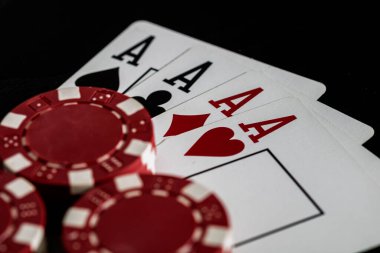 Kumarhane fişleri ve kartlar masada. Poker kumar konsepti