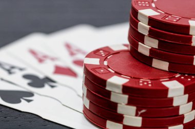 Kumarhane fişleri ve kartlar masada. Poker kumar konsepti
