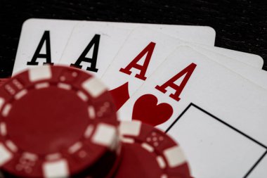 Kumarhane fişleri ve kartlar masada. Poker kumar konsepti