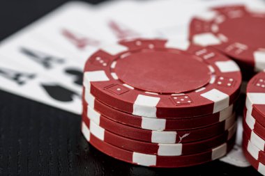Kumarhane fişleri ve kartlar masada. Poker kumar konsepti