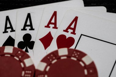 Kumarhane fişleri ve kartlar masada. Poker kumar konsepti