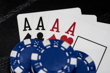 Kumarhane fişleri ve kartlar masada. Poker kumar konsepti