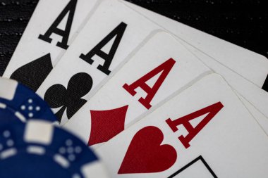 Kumarhane fişleri ve kartlar masada. Poker kumar konsepti