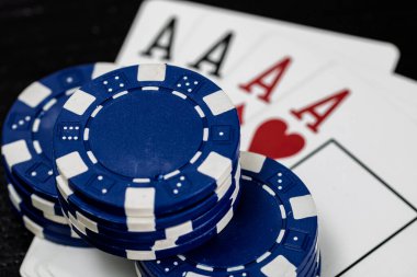 Kumarhane fişleri ve kartlar masada. Poker kumar konsepti