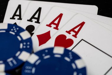 Kumarhane fişleri ve kartlar masada. Poker kumar konsepti