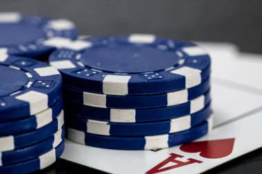 Kumarhane fişleri ve kartlar masada. Poker kumar konsepti