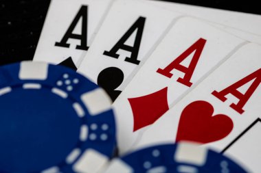 Kumarhane fişleri ve kartlar masada. Poker kumar konsepti