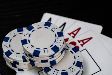Kumarhane fişleri ve kartlar masada. Poker kumar konsepti