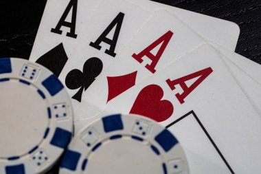 Kumarhane fişleri ve kartlar masada. Poker kumar konsepti