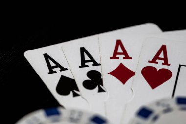 Kumarhane fişleri ve kartlar masada. Poker kumar konsepti