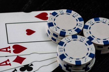 Kumarhane fişleri ve kartlar masada. Poker kumar konsepti
