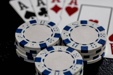 Kumarhane fişleri ve kartlar masada. Poker kumar konsepti