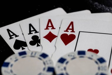 Kumarhane fişleri ve kartlar masada. Poker kumar konsepti