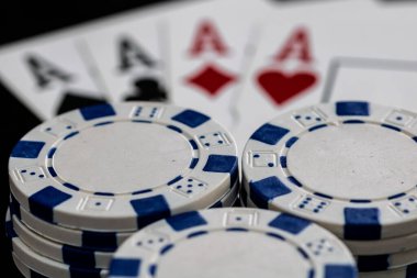 Kumarhane fişleri ve kartlar masada. Poker kumar konsepti