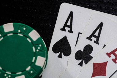 Kumarhane fişleri ve kartlar masada. Poker kumar konsepti