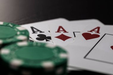 Kumarhane fişleri ve kartlar masada. Poker kumar konsepti