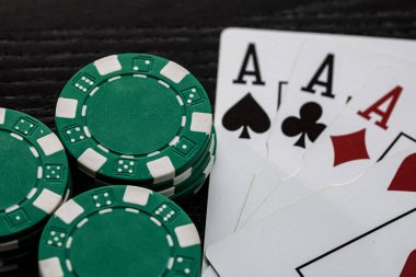 Kumarhane fişleri ve kartlar masada. Poker kumar konsepti