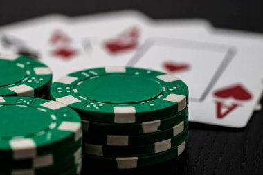 Kumarhane fişleri ve kartlar masada. Poker kumar konsepti