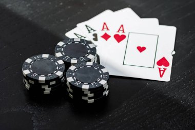 Kumarhane fişleri ve kartlar masada. Poker kumar konsepti