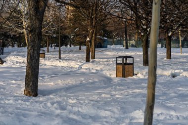 Kar yağışlı bir kış sabahı Izvor 'un güzel halk parkında manzara. Bükreş, Romanya 'dan Izvor Park