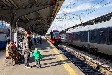 Bükreş Kuzey Tren İstasyonu 'ndaki Alstom treni (Gara de Nord Bucuresti))