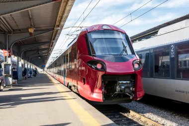 Bükreş Kuzey Tren İstasyonu 'ndaki Alstom treni (Gara de Nord Bucuresti))