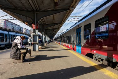 Bükreş Kuzey Tren İstasyonu 'ndaki Alstom treni (Gara de Nord Bucuresti))