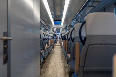 Bükreş Kuzey Tren İstasyonu 'ndaki Alstom treninin içi (Gara de Nord Bucuresti))