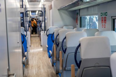 Bükreş Kuzey Tren İstasyonu 'ndaki Alstom treninin içi (Gara de Nord Bucuresti))