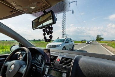 Araba gösterge panelindeki akıllı telefonlarda Waze haritaları uygulaması kullanılıyor