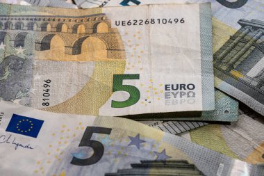 5 Avro banknotları. Tasarruf, gelir veya yatırımı temsil eden Avro para arkaplanı