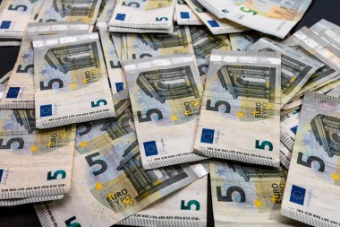 5 Avro banknotları. Tasarruf, gelir veya yatırımı temsil eden Avro para arkaplanı