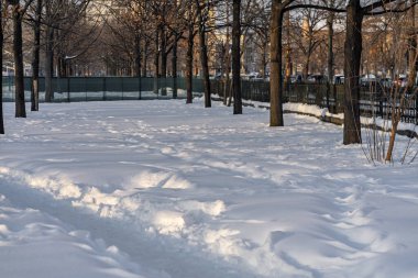 Kar yağışlı bir kış sabahı Izvor 'un güzel halk parkında manzara. Bükreş, Romanya 'dan Izvor Park